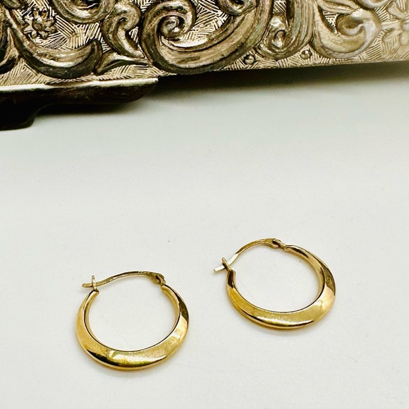Vintage 14 KT Gold Small Hoop Earrings - Picture 5 of 13